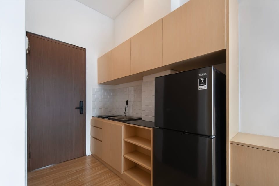 Deluxe Room, 1 Queen Bed, Non Smoking, City View | Private kitchen | Mini-fridge