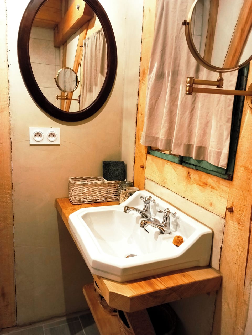 Traditional Room, 1 Queen Bed | Bathroom | Eco-friendly toiletries, hair dryer