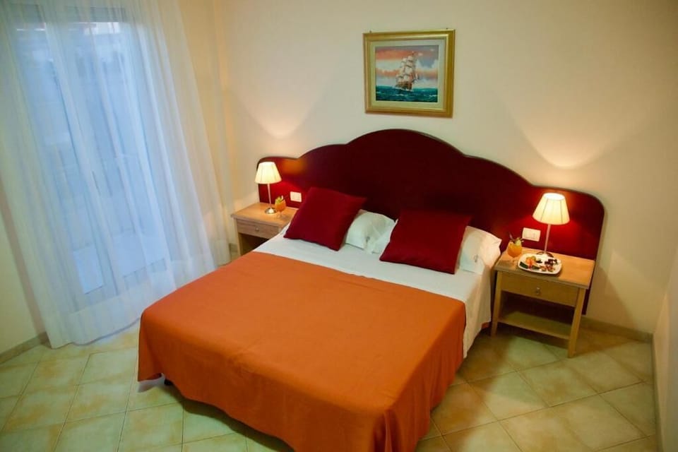 Hypo-allergenic bedding, in-room safe, desk, laptop workspace