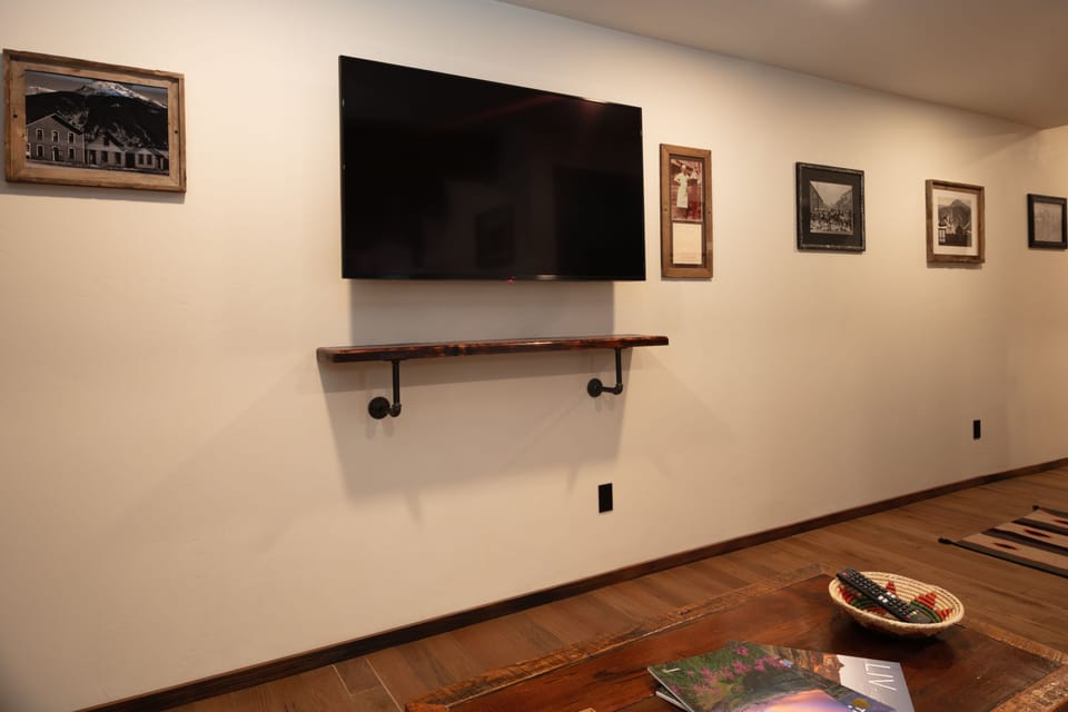 Deluxe Suite | 1 bedroom, free minibar, individually decorated, individually furnished