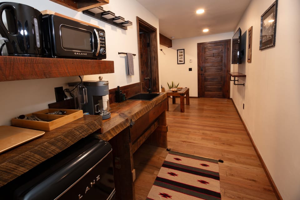 Deluxe Suite | 1 bedroom, free minibar, individually decorated, individually furnished