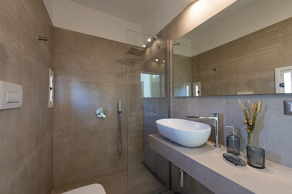 Amore e Psiche | Bathroom | Shower, rainfall showerhead, free toiletries, hair dryer
