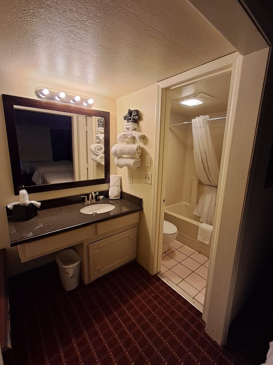Basic Double Room | Bathroom | Combined shower/tub, towels, toilet paper