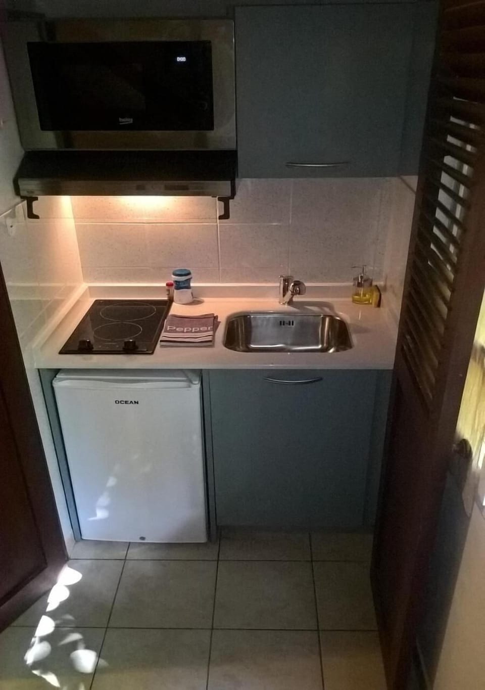 Fridge, microwave, stovetop, electric kettle