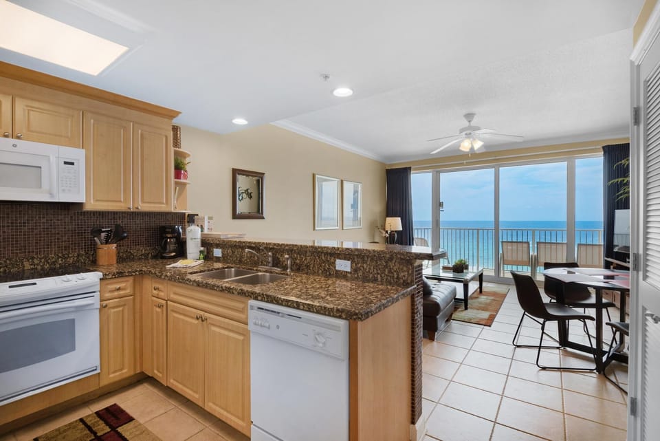 Condo, Multiple Beds (Boardwalk 805) | Private kitchen | Oven, toaster