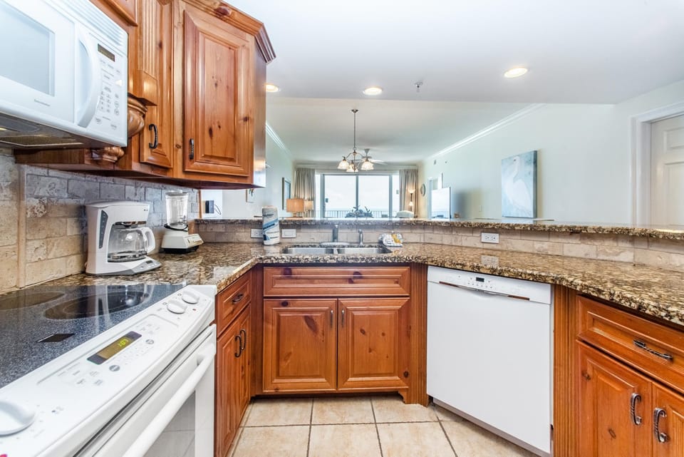 Condo, Multiple Beds (Boardwalk 1502) | Private kitchen | Oven, toaster