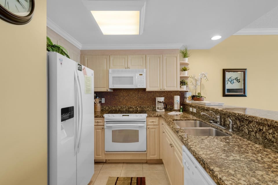 Condo, Multiple Beds (Boardwalk 1405) | Private kitchen | Oven, toaster