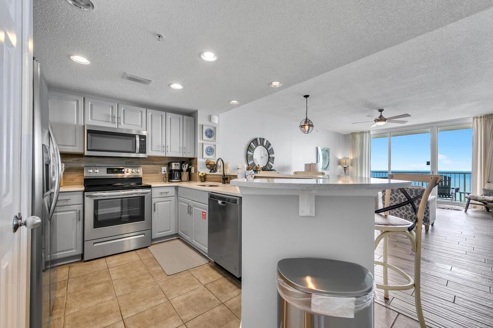 Condo, 1 King Bed with Sofa bed (Majestic Beach Towers 2-2003) | Private kitchen | Oven, toaster