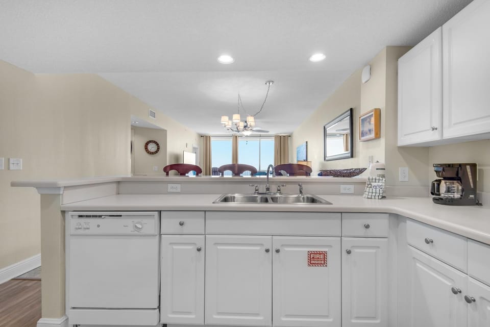 Condo, 1 King Bed with Sofa bed (Majestic Beach Towers 2-1708) | Private kitchen | Oven, toaster