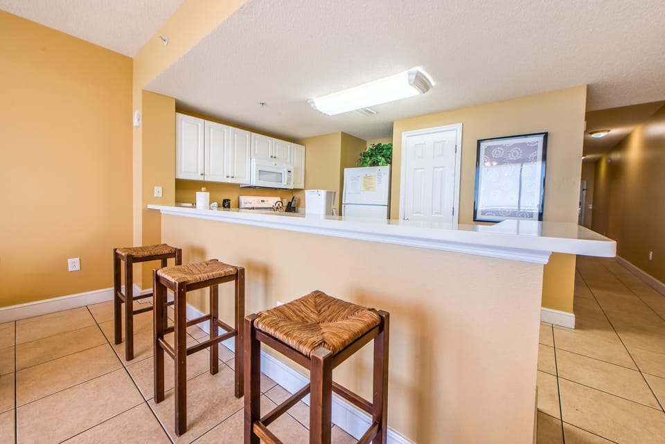 Condo, 1 Queen Bed with Sofa bed (Majestic Beach Towers 1-1706) | Interior