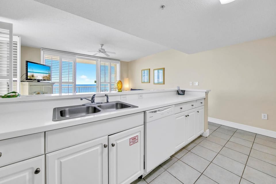 Condo, 1 King Bed with Sofa bed (Majestic Beach Towers 1-1615) | Private kitchen | Oven, toaster