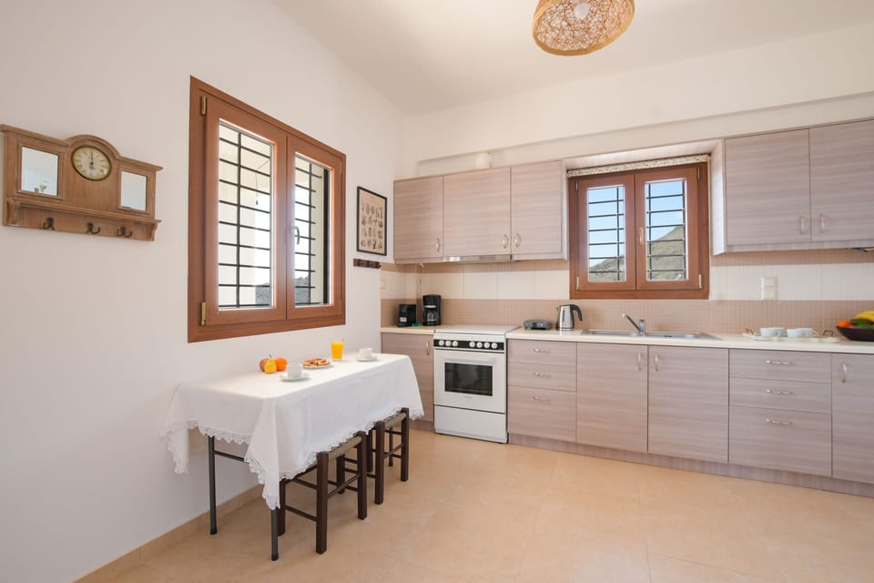Full-size fridge, microwave, oven, stovetop