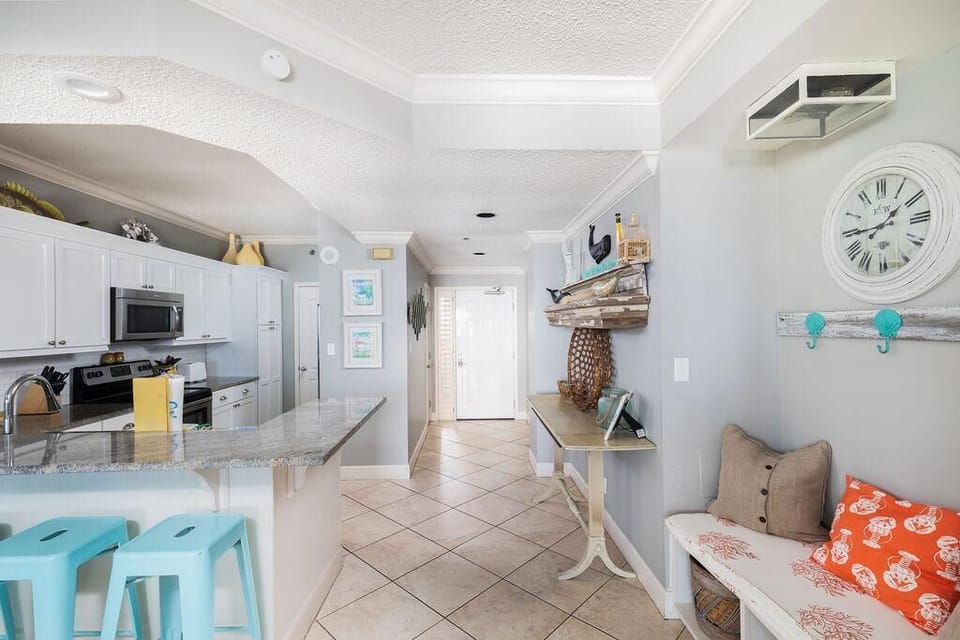 Condo, Multiple Beds (Seachase 404W) | Private kitchen | Oven, toaster, paper towels