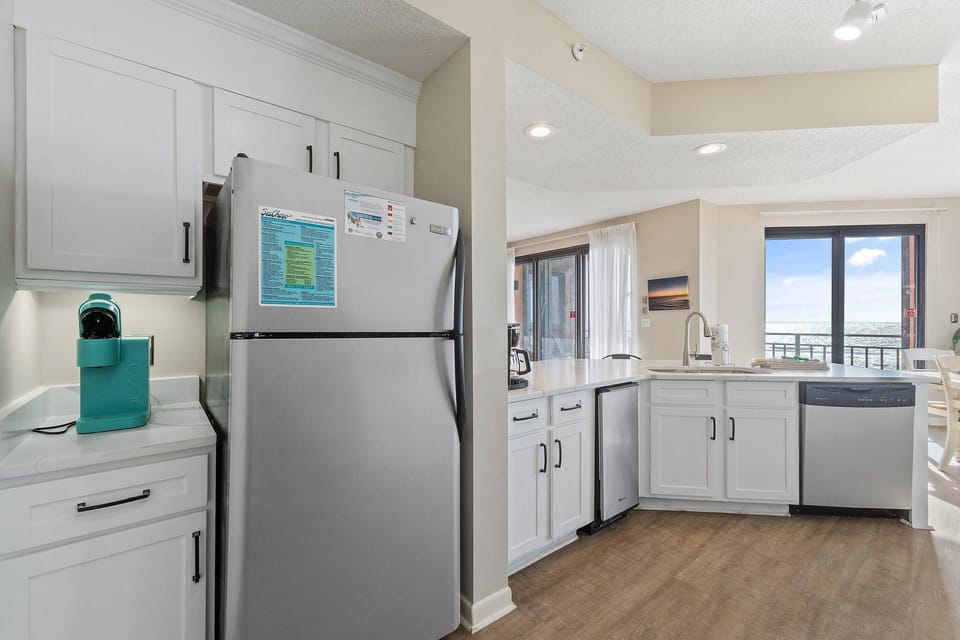 Condo, Multiple Beds (Seachase 404E) | Private kitchen | Oven, toaster, paper towels