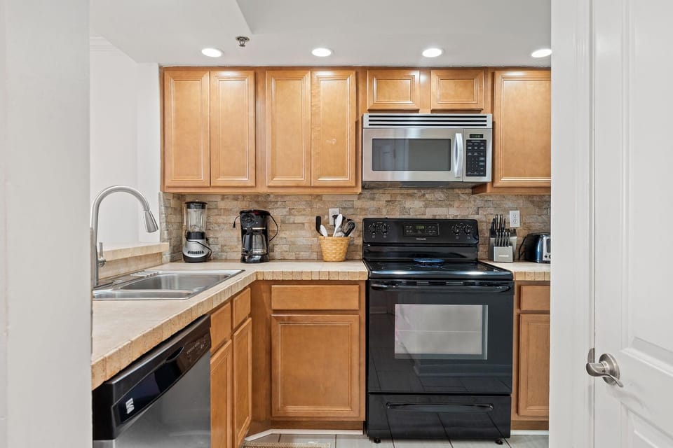 Condo, 1 King Bed with Sofa bed (Perdido Sun 916) | Private kitchen | Oven, toaster, paper towels