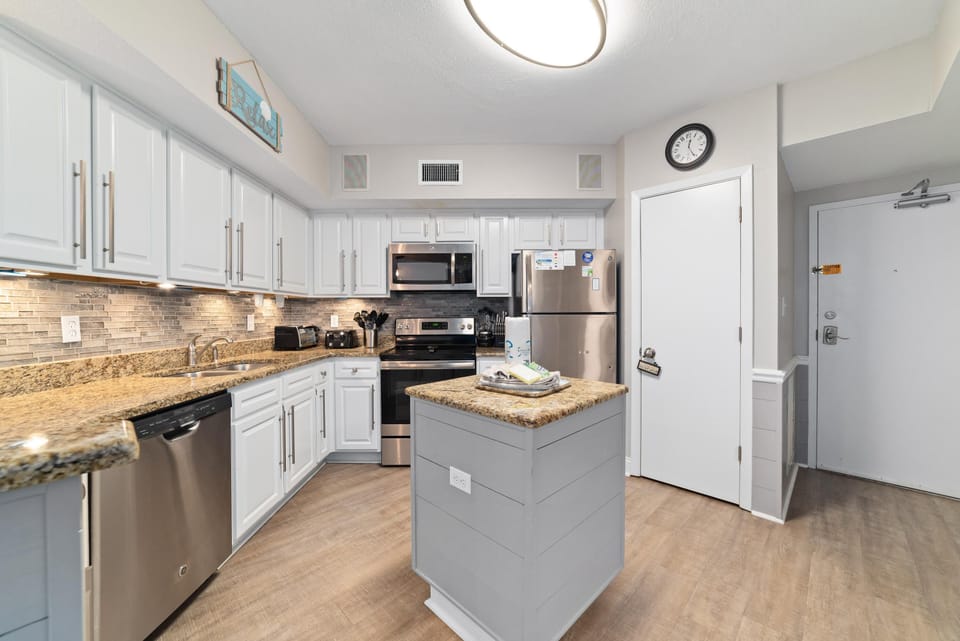Condo, Multiple Beds (White Caps 603) | Private kitchen | Oven, toaster, paper towels