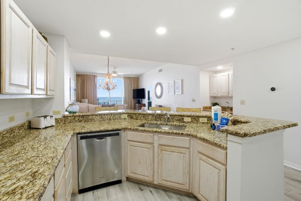 Condo, Multiple Beds (Spanish Key 404) | Private kitchen | Oven, toaster, paper towels