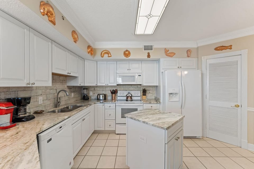 Condo, Multiple Beds (Summer House 1501B) | Private kitchen | Oven, toaster, paper towels