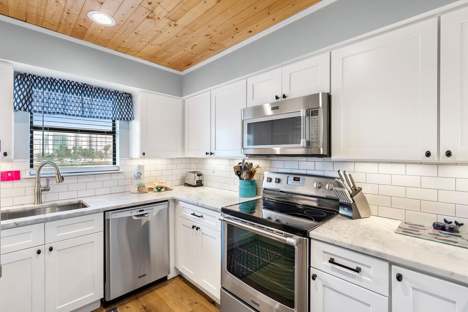 Condo, 1 King Bed with Sofa bed (Jubilee Landing 206) | Private kitchen | Paper towels