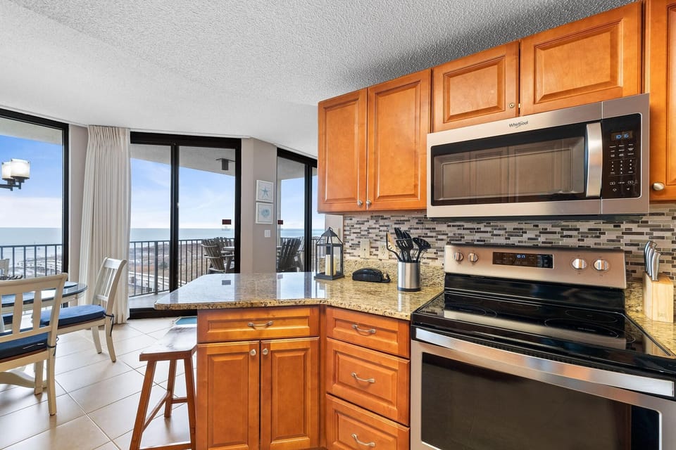 Condo, 1 King Bed with Sofa bed (Phoenix 8 305) | Private kitchen | Oven, toaster, paper towels