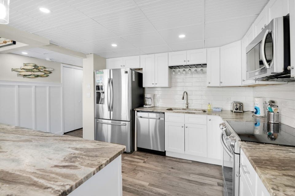 Condo, Multiple Beds (Edgewater Tower 1-412) | Private kitchen | Oven, toaster