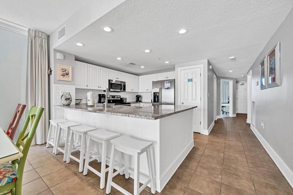 Condo, Multiple Beds (Majestic Beach Towers 2-1701) | Private kitchen | Oven, toaster