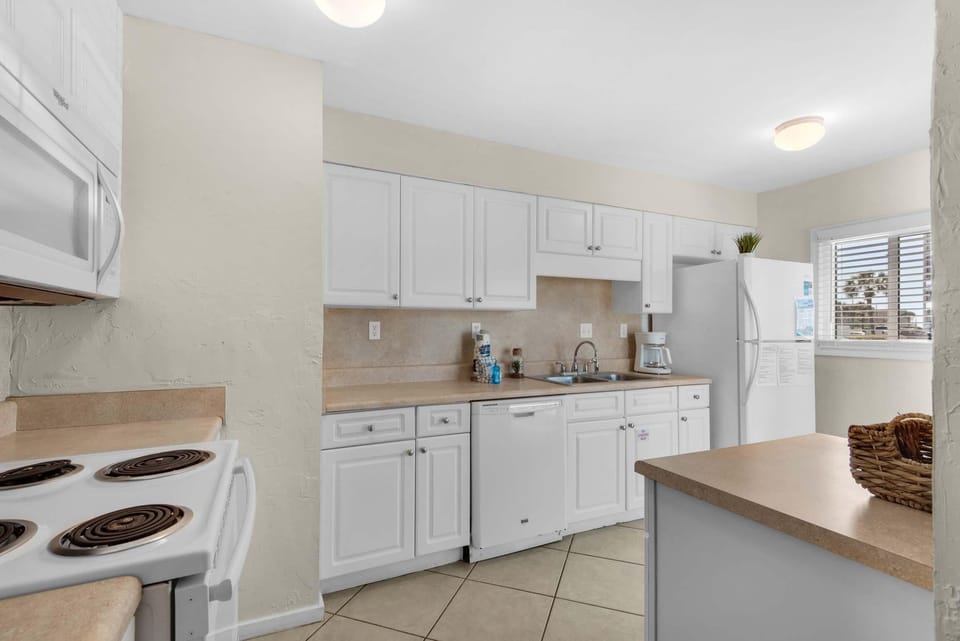 House, Multiple Beds (Shoreline Towers Townhouse 4-4) | Private kitchen | Oven, toaster