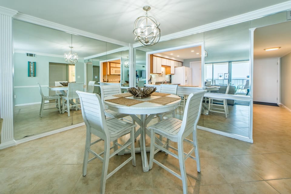 Condo, Multiple Beds (Shoreline Towers 3104) | Dining