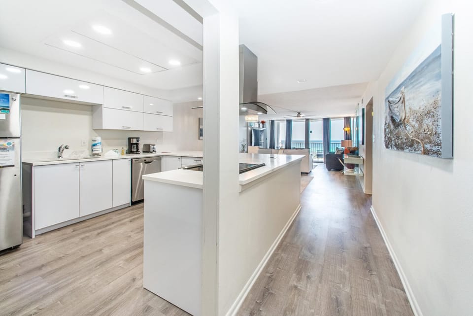 Condo, Multiple Beds (Shoreline Towers 3083) | Private kitchen | Oven, toaster