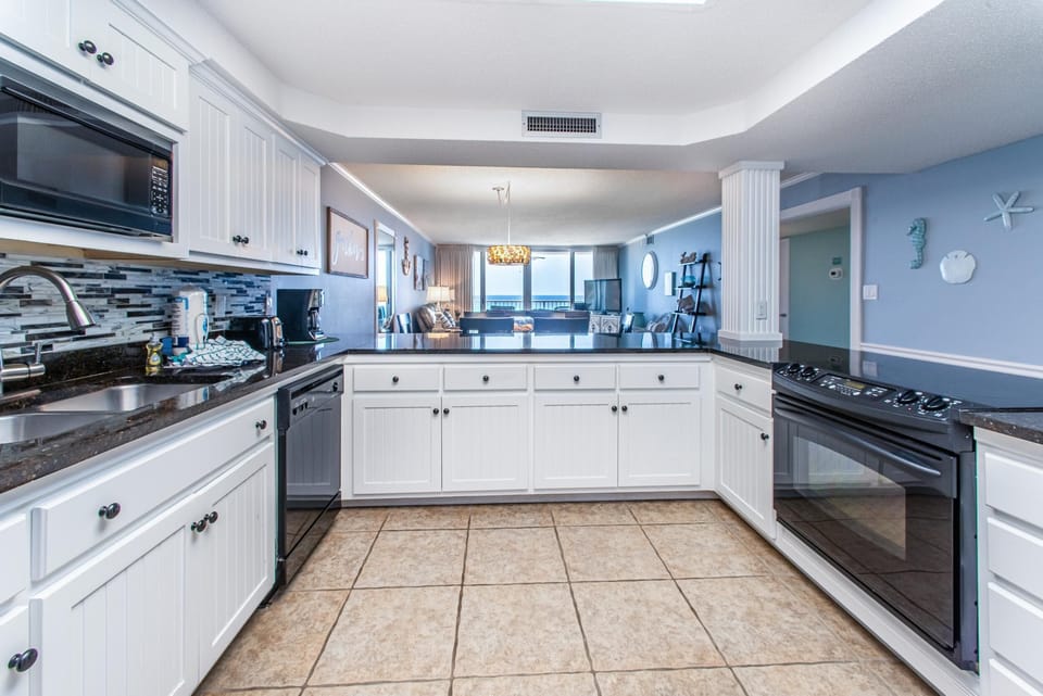 Condo, Multiple Beds (Shoreline Towers 3073) | Private kitchen | Oven, toaster