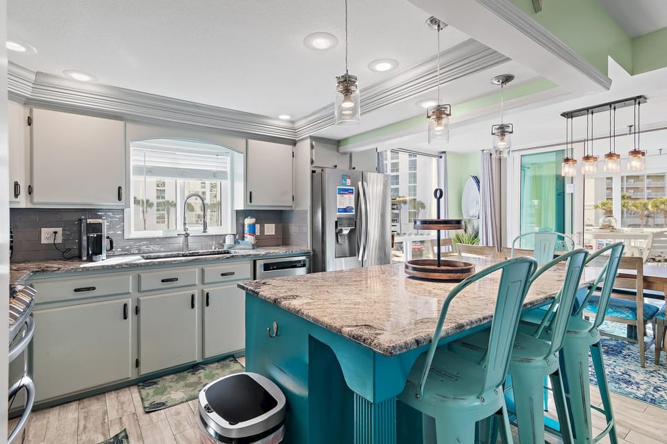 Condo, Multiple Beds (Shoreline Towers 3026) | Private kitchen | Oven, toaster