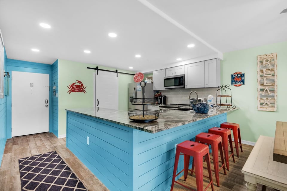 Condo, Multiple Beds (Shoreline Towers 2025) | Private kitchen | Oven, toaster