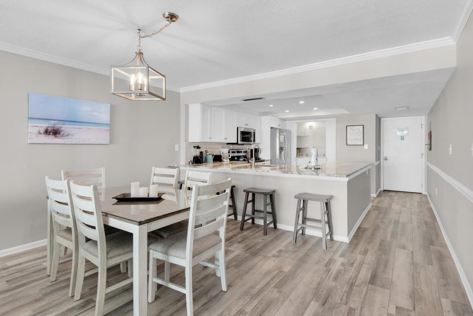 Condo, Multiple Beds (Shoreline Towers 1114) | Dining
