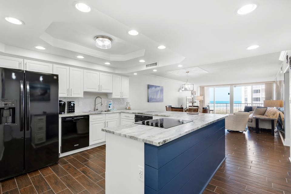 Condo, Multiple Beds (Shoreline Towers 1035) | Private kitchen | Oven, toaster