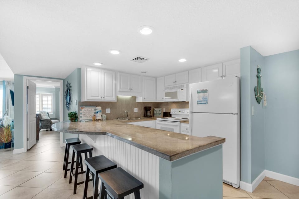 Condo, 1 King Bed with Sofa bed (Holiday Surf and Racquet Club 711) | Private kitchen | Oven, toaster