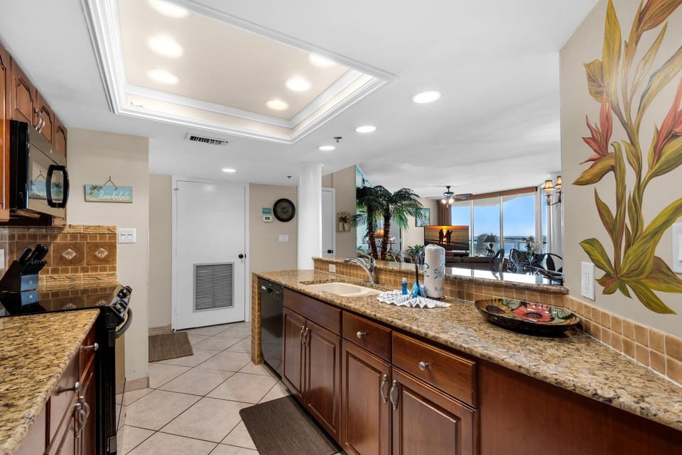 Apartment, Multiple Beds (East Pass 308) | Private kitchen | Oven, toaster