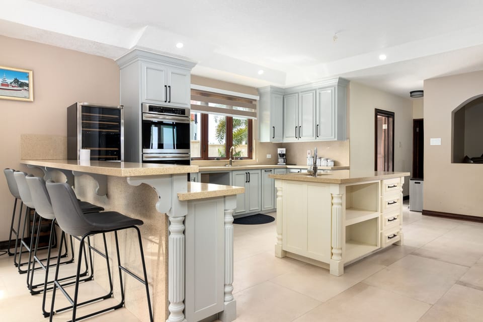 Premier Villa | Shared kitchen | Coffee/tea maker, electric kettle, cookware/dishes/utensils