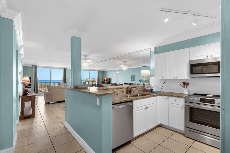 Condo, Multiple Beds (Destin on the Gulf 206) | Private kitchen | Oven, toaster