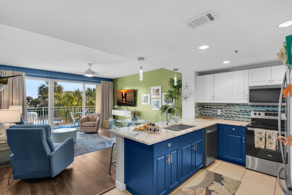 Condo, 1 Queen Bed with Sofa bed (Sterling Shores 215) | Private kitchen | Oven, toaster