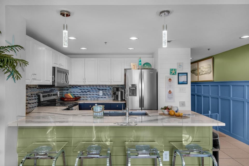 Condo, 1 Queen Bed with Sofa bed (Sterling Shores 215) | Private kitchen | Oven, toaster