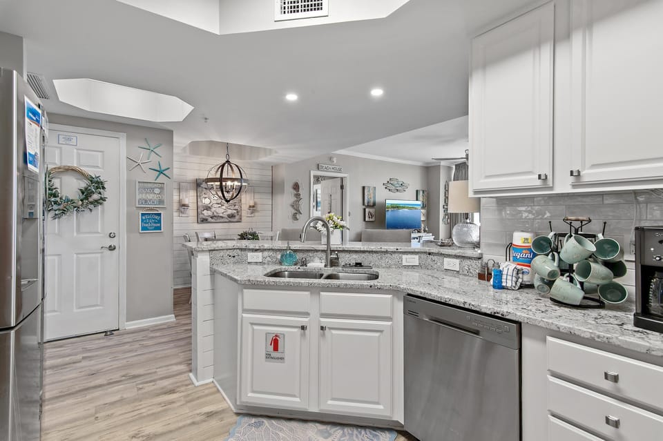 Condo, Multiple Beds (St. Lucia 802) | Private kitchen | Oven, toaster