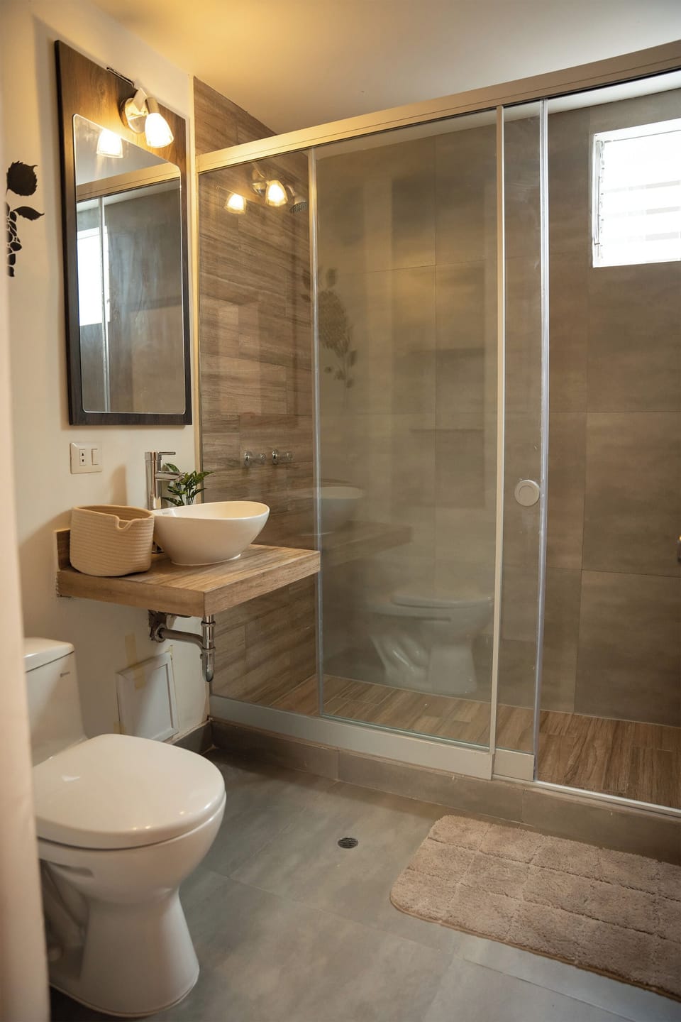 Comfort Triple Room, City View | Bathroom | Shower, rainfall showerhead, free toiletries, towels