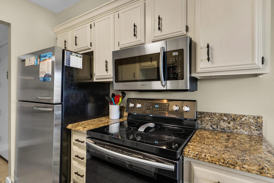 Condo, 1 Queen Bed with Sofa bed (Seascape 38A) | Private kitchen | Oven, toaster