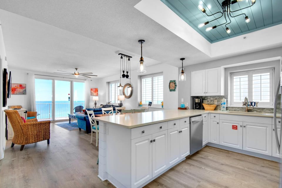Condo, Multiple Beds (Majestic Sun 1014B- Shades of Blue) | Private kitchen | Oven, toaster