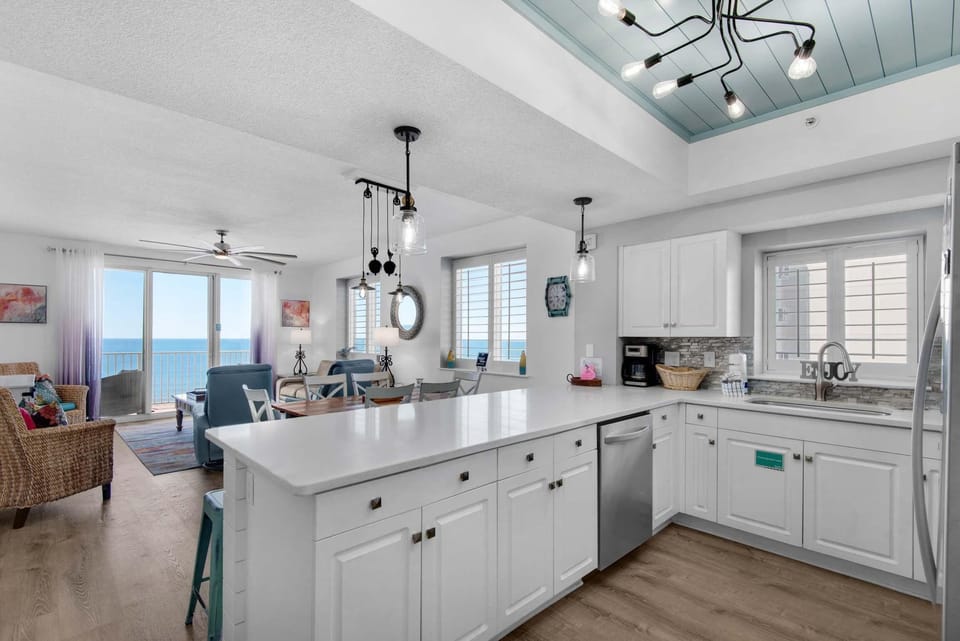 Condo, Multiple Beds (Majestic Sun 1014B- Shades of Blue) | Private kitchen | Oven, toaster