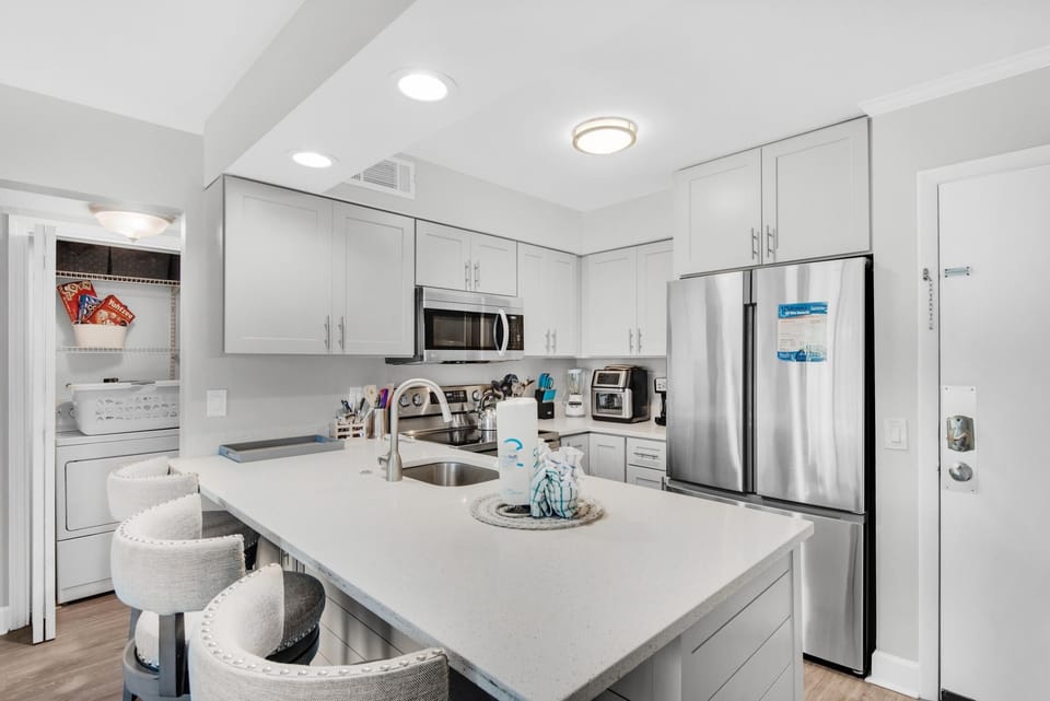Condo, 1 Queen Bed with Sofa bed (Lakeview #6- Emerald Searenity) | Private kitchen | Oven, toaster