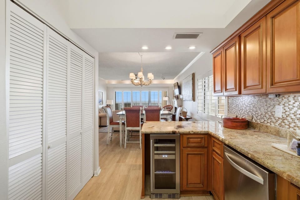 Condo, Multiple Beds (Shipwatch D604) | Private kitchen | Oven, toaster, paper towels