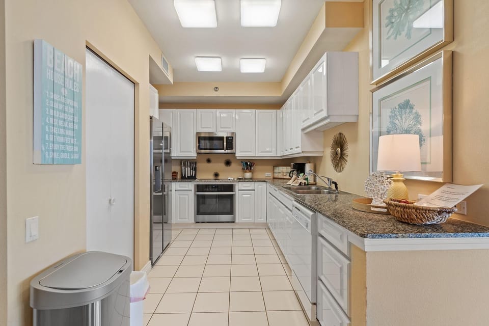 Condo, Multiple Beds (Beach Colony Tower Penthouse 17C) | Private kitchen | Oven, toaster, paper towels