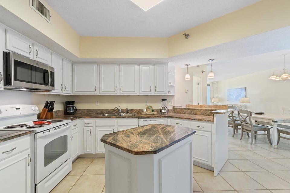 Condo, Multiple Beds (Pelican Pointe 202) | Private kitchen | Oven, toaster, paper towels