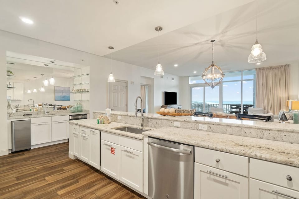 Condo, Multiple Beds (Vista Del Mar 402) | Private kitchen | Oven, toaster, paper towels